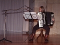 Soraia Agirregoikoa tocando el acordeón en un concierto en el convento-auditorium de Santa Ana