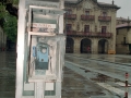 Destrozos en una cabina telefónica en la plaza de los Fueros