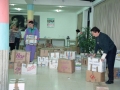 Varias personas cargando paquetes en el interior de una oficina de la Kutxa