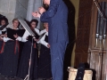 Director e integrantes de un coro ofreciendo un concierto en el interior de la Iglesia de Santa Ana