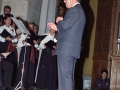 Director e integrantes de un coro ofreciendo un concierto en el interior de la Iglesia de Santa Ana