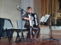 Soraia Agirregoikoa tocando el acordeón en un concierto ofrecido en el convento-auditorium de Santa Ana
