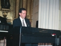 Juan Carlos Irizar tocando el piano en un concierto ofrecido en el convento-auditorium de Santa Ana