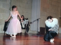Bailarines danzando en el convento-auditorium de Santa Ana