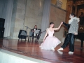 Soraia Agirregoikoa tocando el acordeón y bailarines danzando en el convento-auditorium de Santa Ana