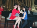 Juan Carlos Irizar tocando el piano y bailarines danzando en el convento-auditorium de Santa Ana
