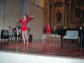 Bailarines danzando en el convento-auditorium de Santa Ana mientras Juan Carlos Irizar toca el piano y Soraia Agirregoikoa el acordeón