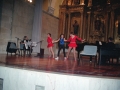Bailarines danzando en el convento-auditorium de Santa Ana mientras Juan Carlos Irizar toca el piano y Soraia Agirregoikoa el acordeón