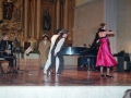 Actuación de bailarines en el convento-auditorium de Santa Ana mientras Soraia Agirregoikoa toca el acordeón