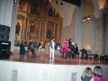 Actuación de bailarines en el convento-auditorium de Santa Ana mientras Juan Carlos Irizar toca el piano y Soraia Agirregoikoa el acordeón