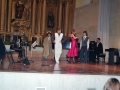 Actuación de bailarines en el convento-auditorium de Santa Ana mientras Juan Carlos Irizar toca el piano y Soraia Agirregoikoa el acordeón