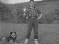 Participante del concurso con trofeo