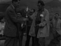 Entrega de un trofeo a un pastor