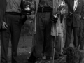 Pastor con su perro sosteniendo unos trofeos