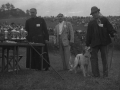 Pastor con su perro junto a la mesa de trofeos. Entre los presentes, el sacerdote Jose Mari Agirrebaltzategi