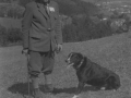 Participante del concurso junto a su perro