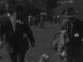 Miembro del jurado y pastor junto a su perro