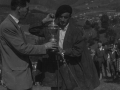 Pastor recibiendo trofeo