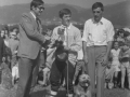 Pastor recibiendo trofeo
