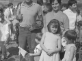 Félix Rodríguez de la Fuente junto a mujer con niños