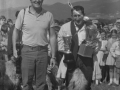 Félix Rodríguez de la Fuente junto a premiado en el concurso
