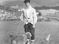 Participante del concurso junto a su perro