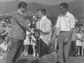 Pastor recibiendo trofeo