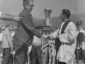 Pastor recibiendo trofeo