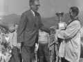 Pastor recibiendo trofeo