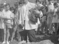Pastor con trofeos junto a niño