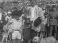 Pastor con trofeos junto a niño
