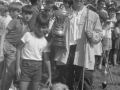 Pastor con trofeos junto a niño