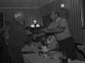 El alcalde Eli Galdos entregando placa conmemorativa