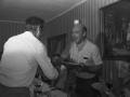 El alcalde Eli Galdos entregando placa conmemorativa