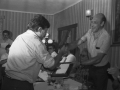 El alcalde Eli Galdos entregando placa conmemorativa