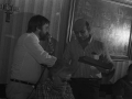 El alcalde Eli Galdos entregando placa conmemorativa