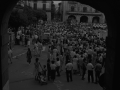 Público asistente a la tamborrada infantil en la plaza de los Fueros