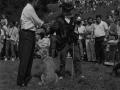 El alcalde Eli Galdos entregando trofeo a pastor