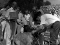 Entregando premio al pastor y perro ganador