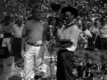 Entregando trofeo al pastor ganador