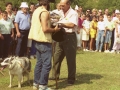 El alcalde Eli Galdos entregando trofeo a pastor