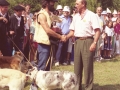 El alcalde Eli Galdos entregando trofeo a pastor