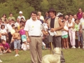 Entregando trofeo a pastor