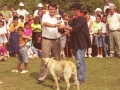 Entregando trofeo a pastor