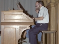 Organista tocando órgano