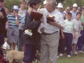 Entregando trofeo a pastor
