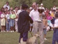 El alcalde Eli Galdos entregando trofeo a pastor