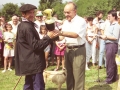 Entregando trofeo a pastor