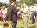Entregando trofeo a pastor