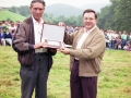 El alcalde Angel Iturbe entrega placa conmemorativa